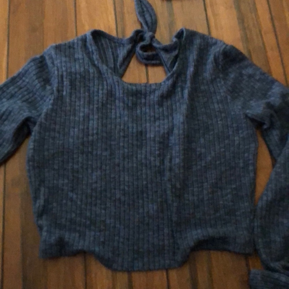 Long sleeve backless crop top